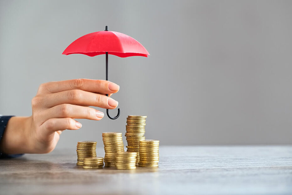 Geld mit schützendem Schirm