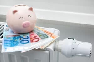 Sparschwein auf einer Heizung